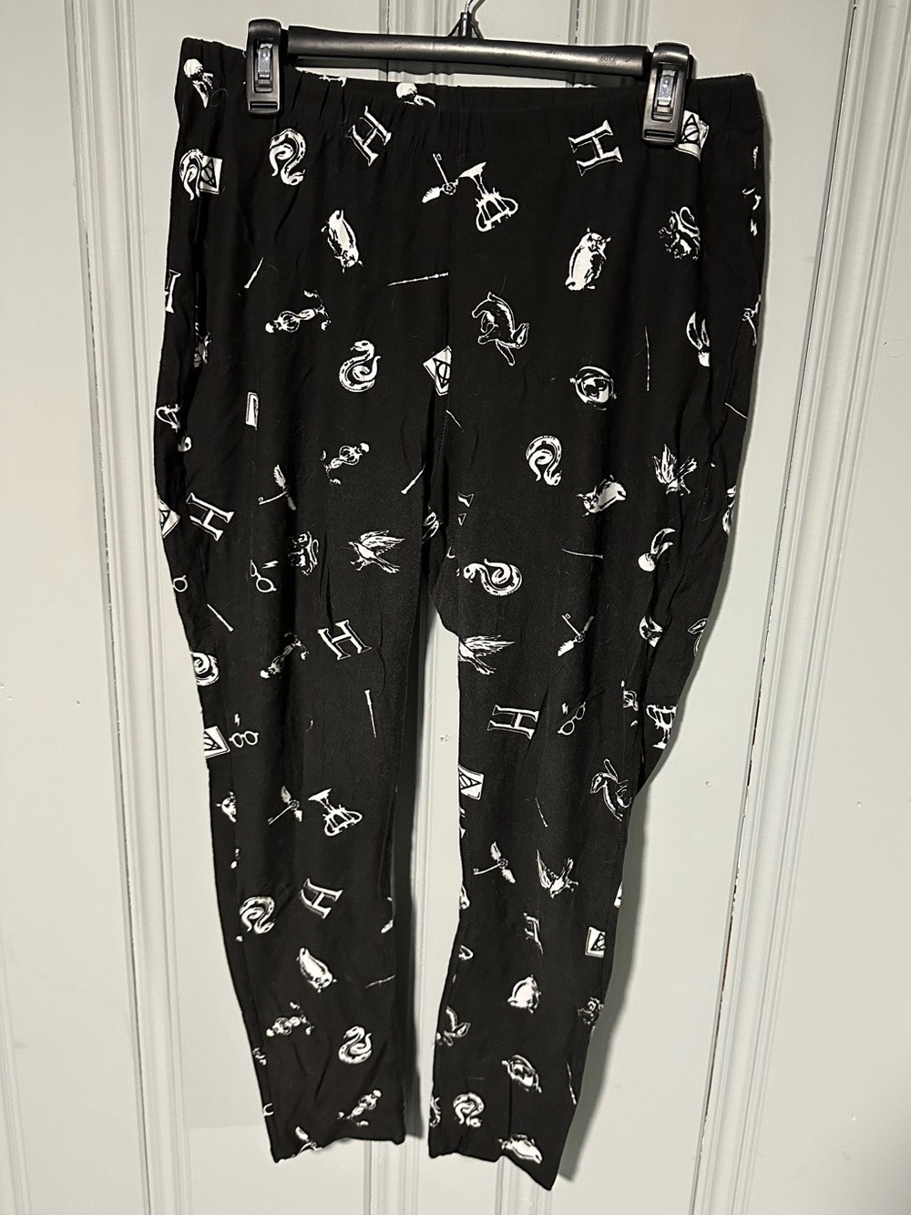 Torrid x Harry Potter Leggings with White Symbols from the Series sz 2